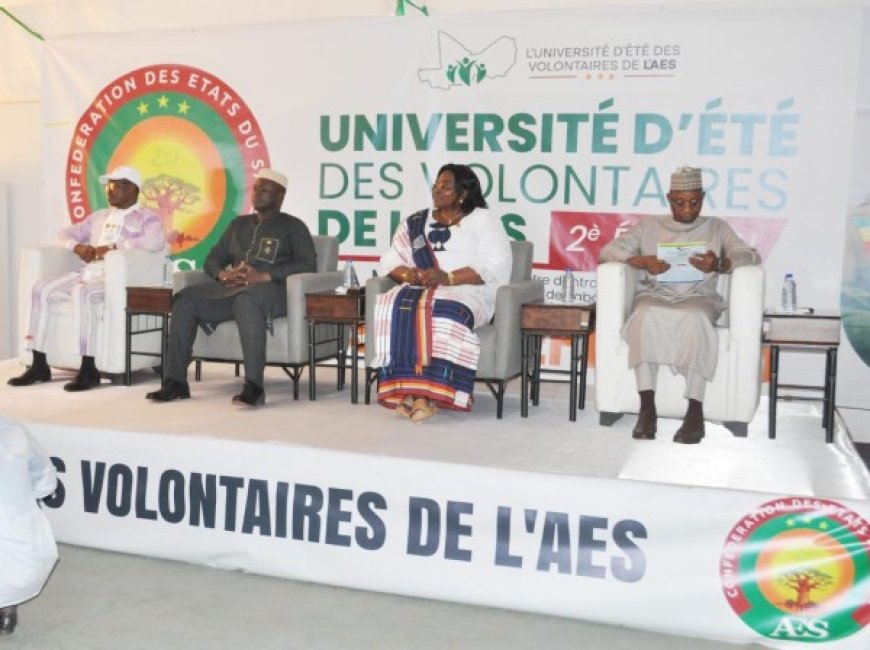 Université d'été des volontaires de l'AES : L'engagement pour une reconstruction réelle