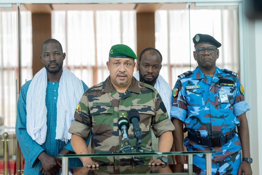 Mali : Deux policiers ex-otages présentés au Président Assimi Goïta