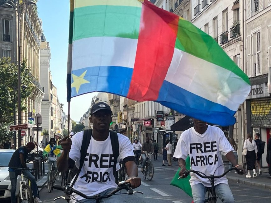 Paris : la communauté africaine a organisé une course cycliste contre le néocolonialisme