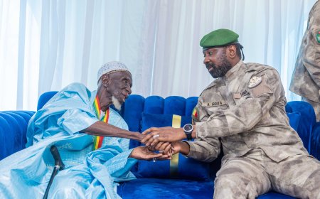 Mois de la solidarité : le Président Assimi Goïta rend hommage au doyen d’âge de Bamako
