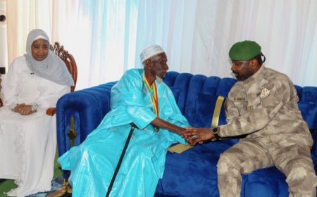 Assimi GOÏTA chez le doyen de Bamako : un hommage fort pour lancer le Mois de la Solidarité.