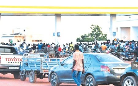 Pénurie de carburant : Les Bamakois unis face à l'adversité