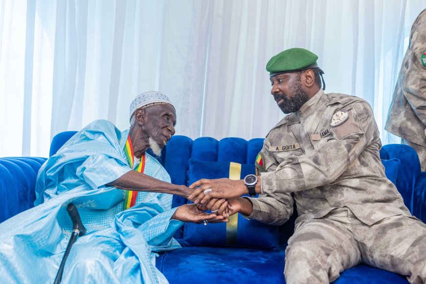 Mois de la solidarité : le Président Assimi Goïta rend hommage au doyen d’âge de Bamako
