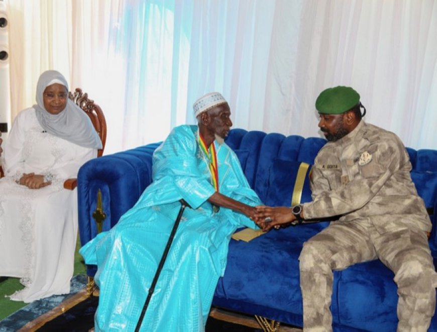 Assimi GOÏTA chez le doyen de Bamako : un hommage fort pour lancer le Mois de la Solidarité.
