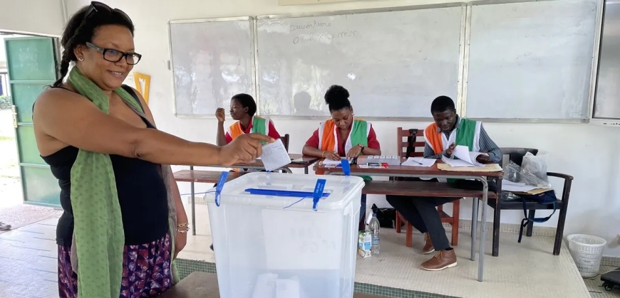 Présidentielle en Côte d'Ivoire. "L'apocalypse ne s'est pas produite" : entre calme et participation mitigée, récit de la journée de vote