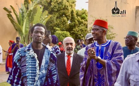 Ricardo Alvarez Dnv, représentante du musée national d'anthropologie de madrid au vernissage d'exposition d'art "afrique bleue, histoire tissees en indigo" :