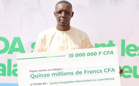 Dr. Alpha Gueye, directeur général de l'hôpital mère-enfant à la remise du chèque offert par la BNDA