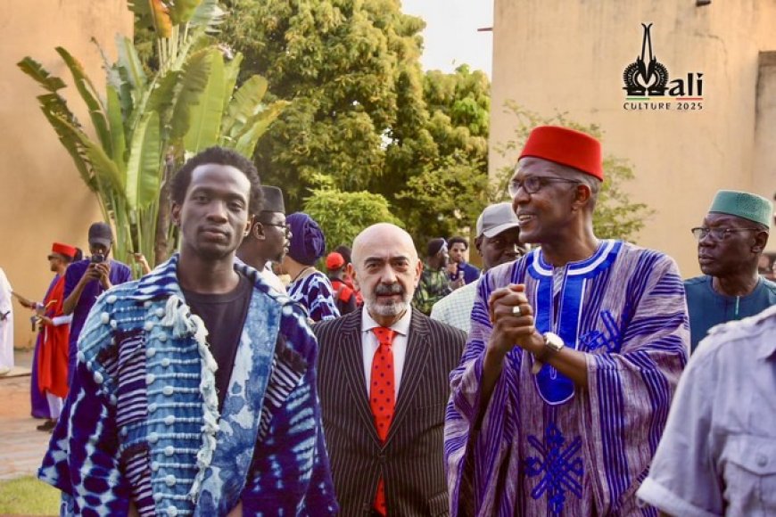 Ricardo Alvarez Dnv, représentante du musée national d'anthropologie de madrid au vernissage d'exposition d'art "afrique bleue, histoire tissees en indigo" :