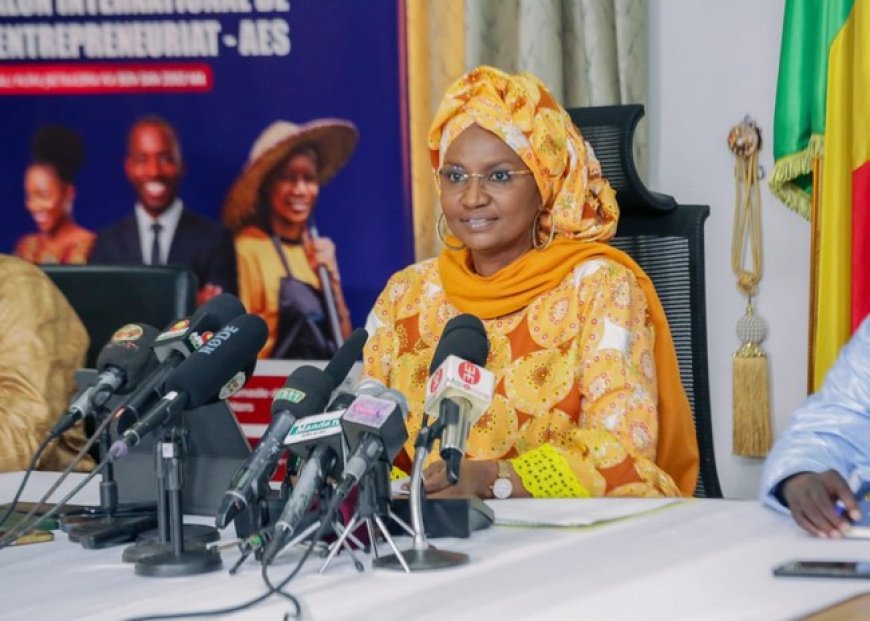 Pénurie conjoncturelle de carburant : Oumou Sall Seck dans deux stations-services de la capitale
