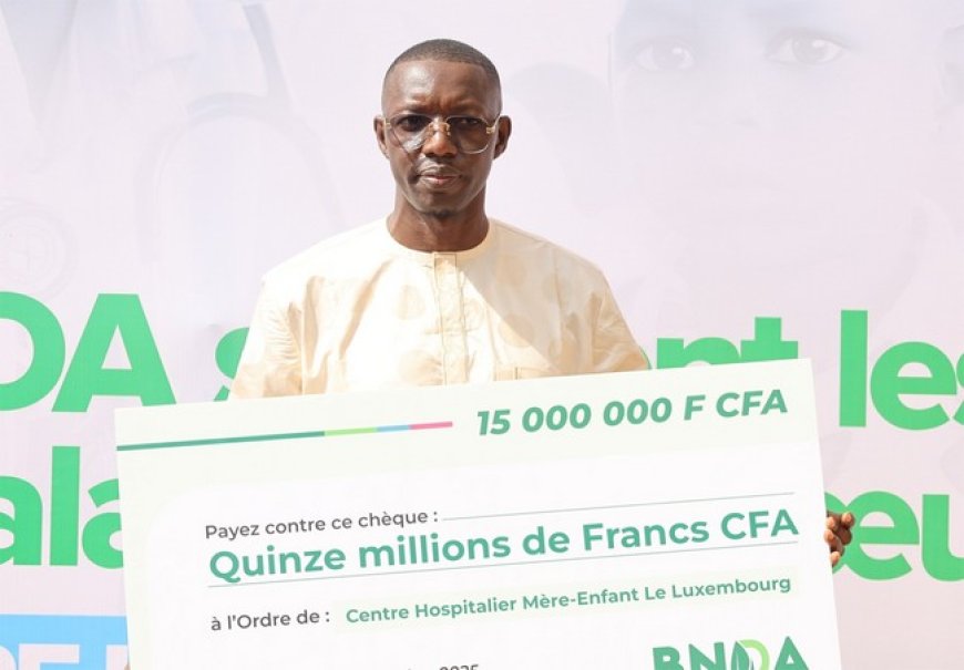 Dr. Alpha Gueye, directeur général de l'hôpital mère-enfant à la remise du chèque offert par la BNDA