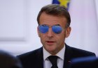 « Un look de gangster » : pourquoi Emmanuel Macron porte-t-il des lunettes de soleil ?