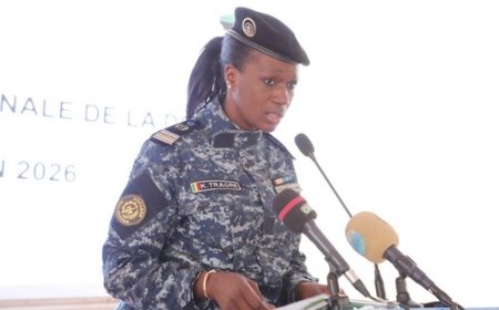 Lieutenant-Colonel  Kadiatou Traore : L'Inspectrice du microphone douanier !