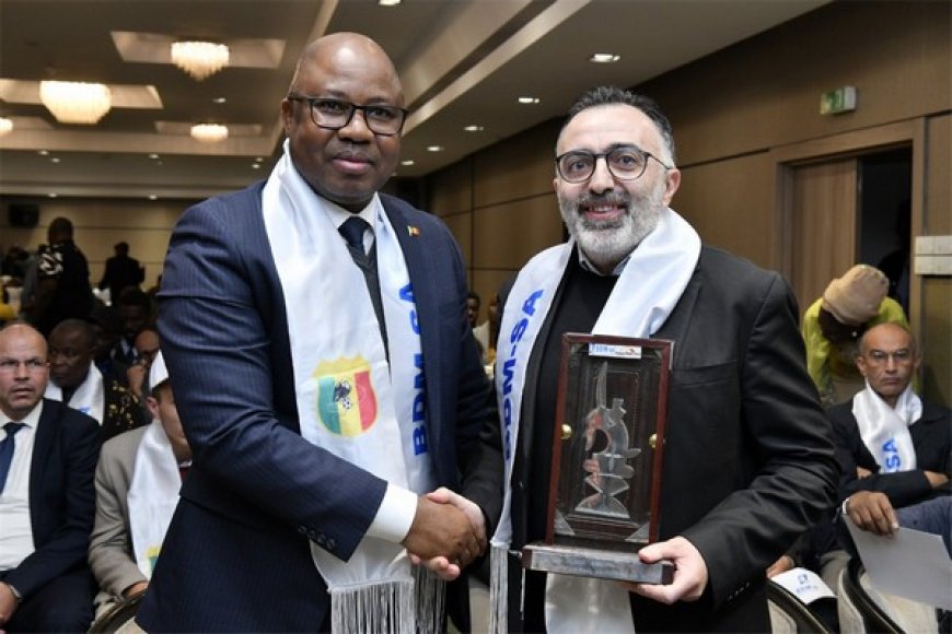 En reconnaissance de ses efforts pour le développement du secteur bancaire au Mali  :Le DGA de la BDM-SA, Ouadii Lahlou honoré par le Baromètre