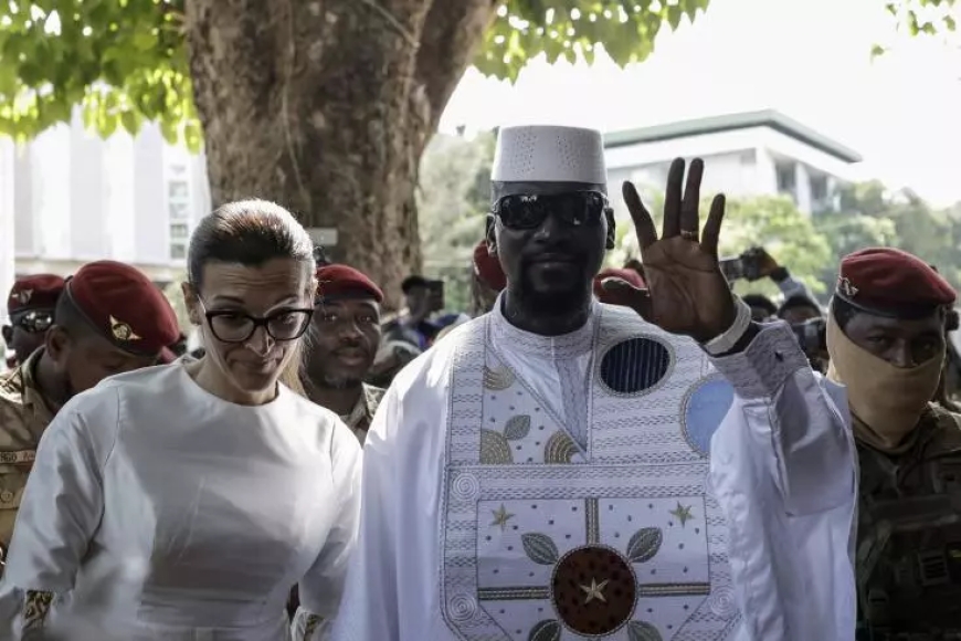 Guinée: le général Mamadi Doumbouya investi président après quatre ans de transition