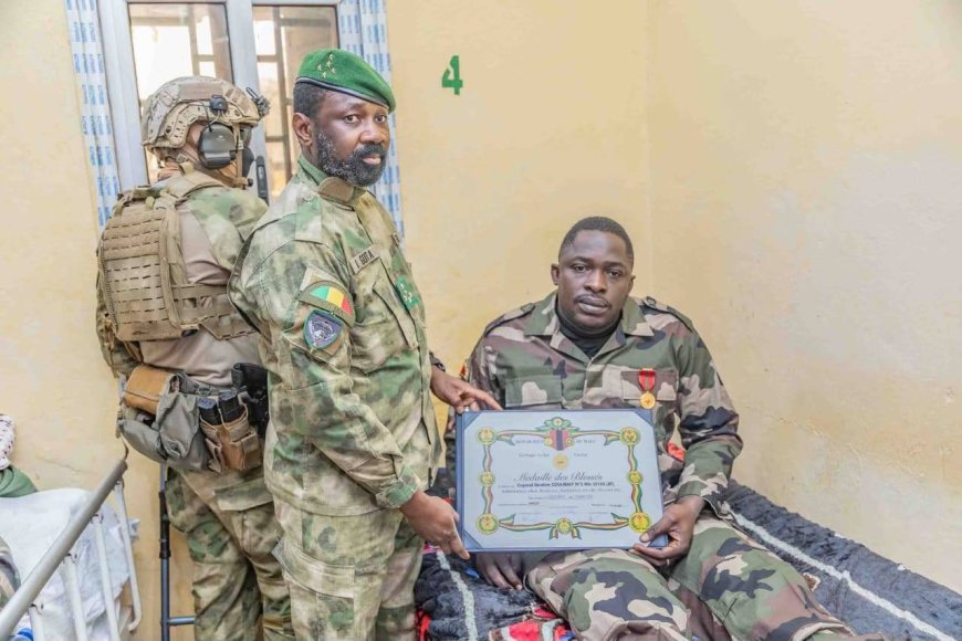 Polyclinique des Armées de Kati : Assimi Goïta au chevet des blessés de guerre