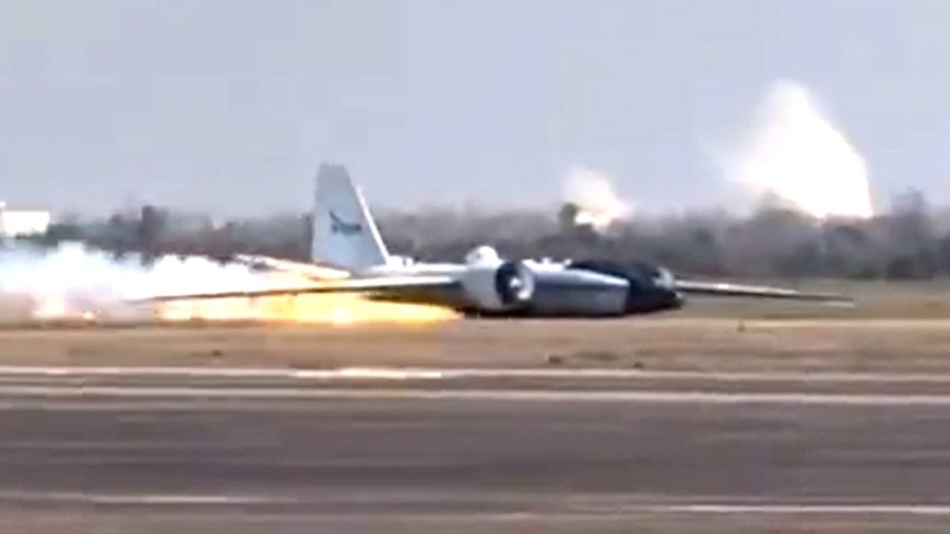 Le jet WB-57F Canberra de la NASA effectue un atterrissage enflammé sur le ventre à Houston (mis à jour)