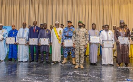 Pour services rendus à la nation : 36 récipiendaires dont des membres du gouvernement reçoivent leurs médailles