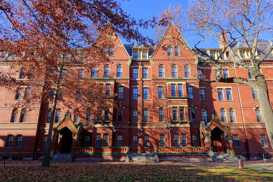 Trump réclame un milliard de dollars de dommages et intérêts à l'université Harvard.