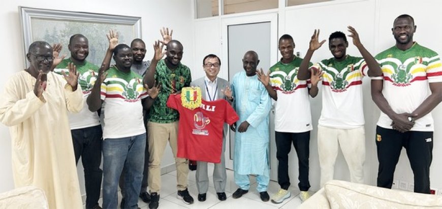 Après les Jeux Olympiques pour sourds : malentendants :(deaflympics) de Tôkyô : L'ambassadeur du Japon au Mali, Murata Yukuo, félicite les athlètes maliens