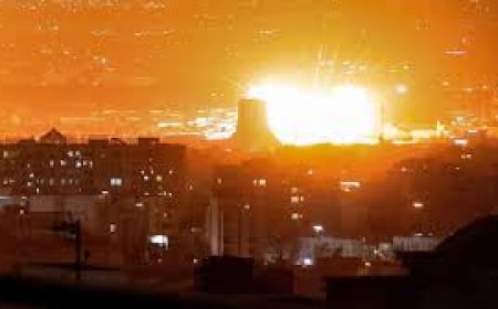 En Iran, les images impressionnantes après des frappes sur des dépôts de pétrole à Téhéran