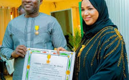 Elevée Chevalier de l'Ordre National du Mali : La Directrice Lalla Mint Mohamed du CMS reçoit sa médaille des mains du Ministre Fomba
