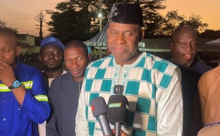 Rupture Collective sur le Terrain de Football de l’Équipe Onze Créateurs en Commune II du District de Bamako : Le Ministre Yaya Gologo Partage la Solidarité Gouvernementale avec les Populations