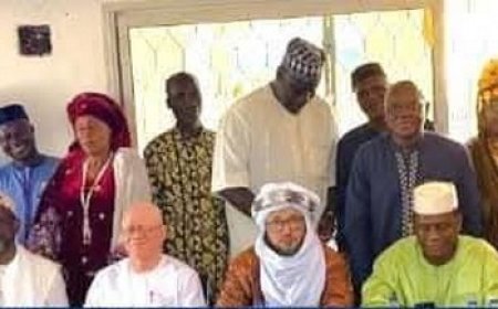 Arcane politique : Le « Quartier général de la doctrine de l’Assimisme » porté sur les fonts baptismaux