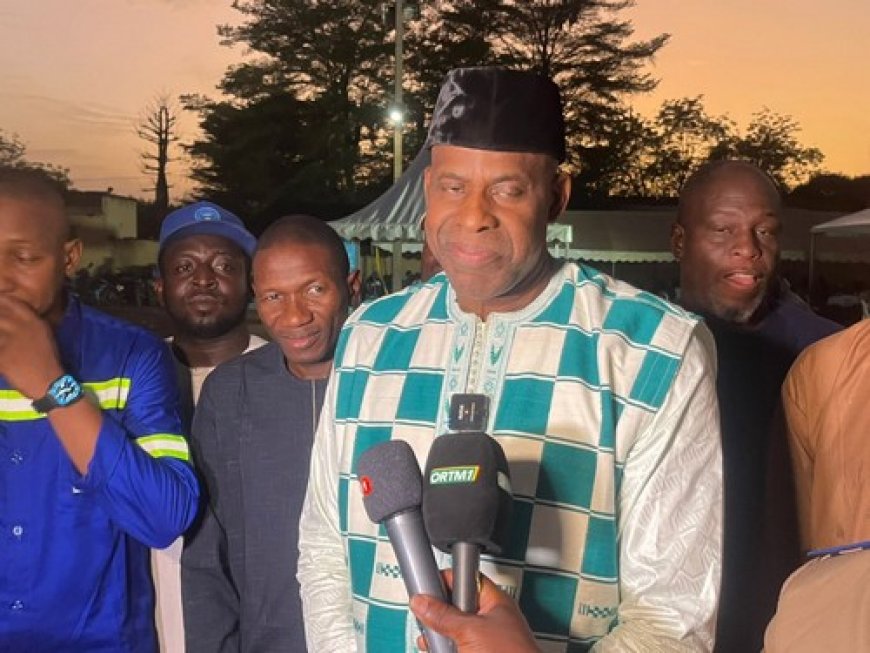Rupture Collective sur le Terrain de Football de l’Équipe Onze Créateurs en Commune II du District de Bamako : Le Ministre Yaya Gologo Partage la Solidarité Gouvernementale avec les Populations