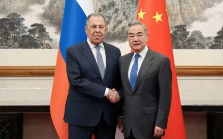 Lavrov fustige à Pékin les "jeux très dangereux" de Washington et ses alliés en Asie