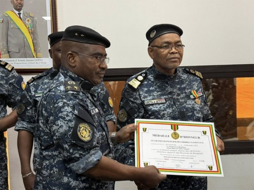 Médailles d'honneur des douanes maliennes : 24 personnalités décorées pour services rendus à la nation !  Mohamed Coulibaly, Sira Malé,  Abeta Ag Seydou, feu Hamet Niang… honorés