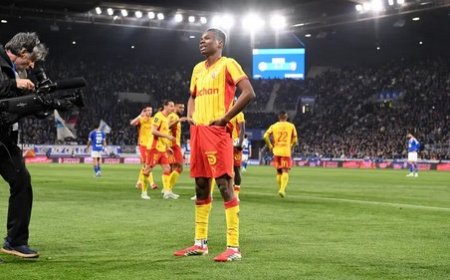 Sacré meilleur joueur africain de Ligue 1: le Lensois Mamadou Sangaré remporte le prix Marc-Vivien Foé