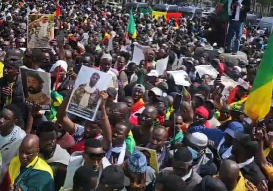 "Un acte de barbarie ignoble": un rassemblement à Paris en soutien au Mali