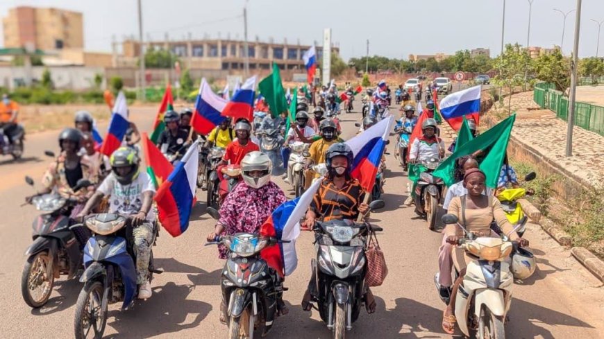 Au Burkina Faso, une parade motocycliste a eu lieu à l’occasion du Jour de la Victoire