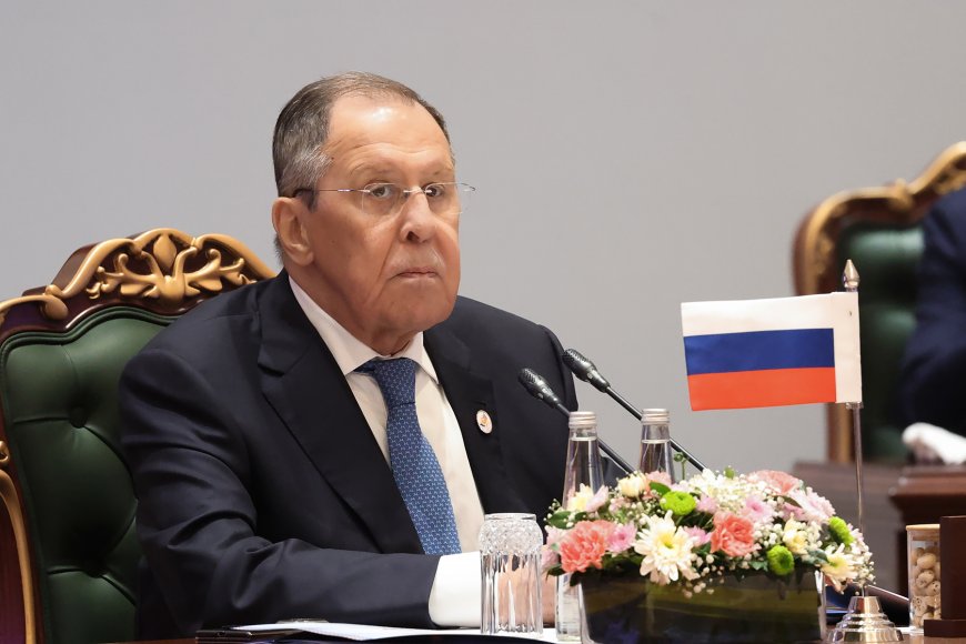Sergueï Lavrov critique la déclaration de Macron sur le « colonialisme » de la Russie