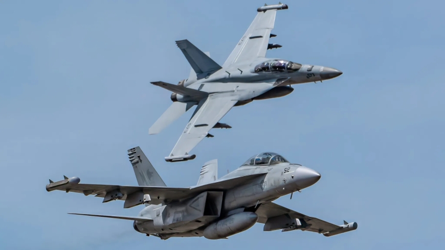 Pas de victimes: Deux avions se percutent lors d'un salon aérien aux États-Unis