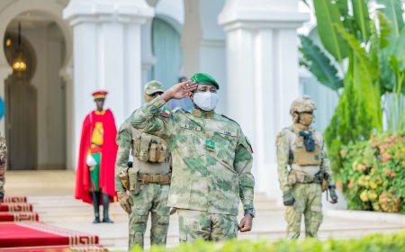 Koulouba : Assimi Goïta préside la montée des couleurs et réaffirme l’attachement aux valeurs de la Nation