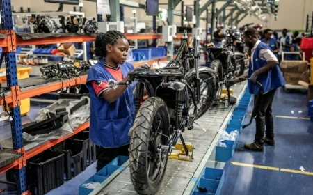 En Afrique, les motos électriques inondent le marché, portées par la guerre au Moyen-Orient