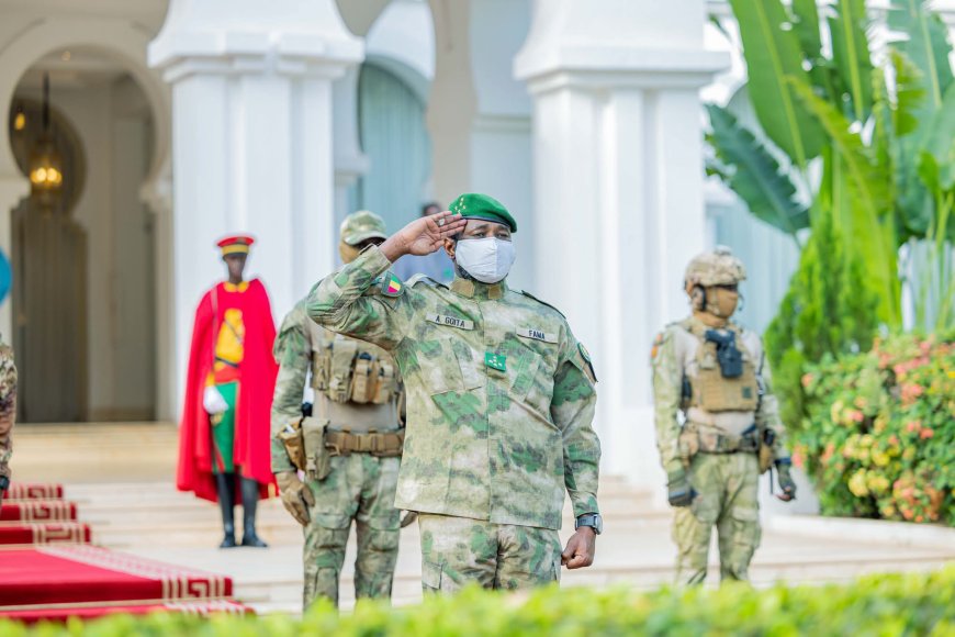 Koulouba : Assimi Goïta préside la montée des couleurs et réaffirme l’attachement aux valeurs de la Nation