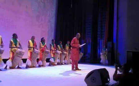 Après son succès au vie festival international des théâtres de marionnettes «chombaï-fest» de kazan, en Russie Yaya Coulibaly et le Théâtre Sogolon honorés par la Maison russe au Mali