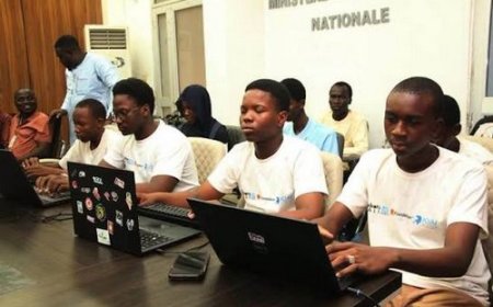 La première école pratique de codage au Mali  Orange Digital Center. Le Directeur général d’Orange Mali, Leyti N'Diaye, explique : « Au Mali, nous avons la chance d'être entourés de jeunes.