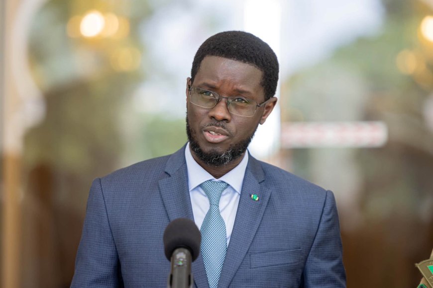 "Sonko, Sonko": la foule scande le nom de l'ancien Premier ministre sénégalais au passage du cortège présidentiel