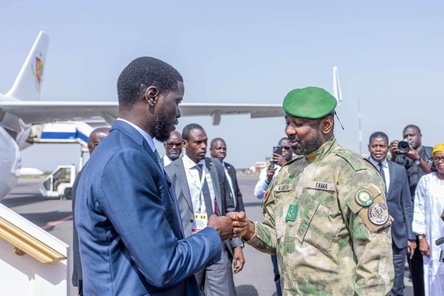 Assimi Goïta accueille Bassirou Diomaye Faye à Bamako pour une visite de travail et de solidarité