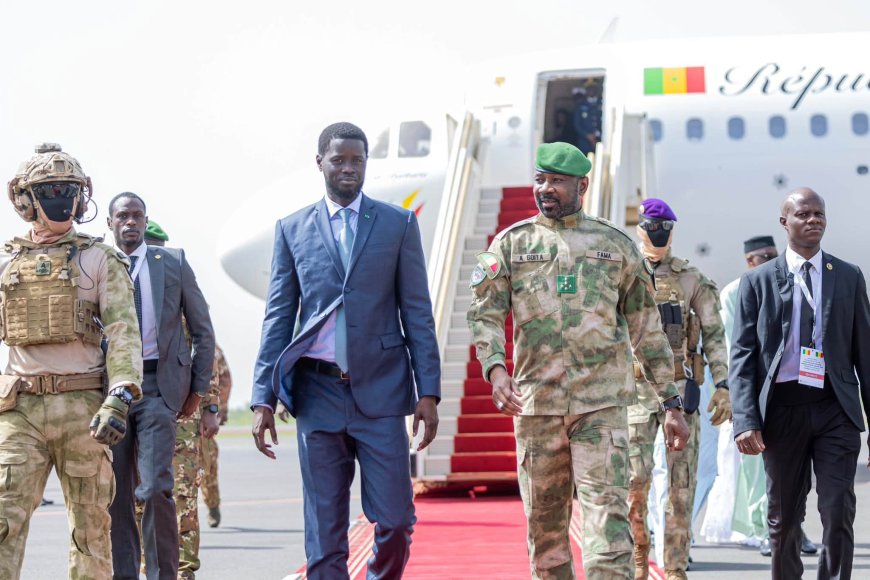 Assimi Goïta accueille Bassirou Diomaye Faye à Bamako pour une visite de travail et de solidarité