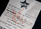 Royaume-Uni : la Galloise qui avait jeté son ticket à la poubelle pourrait finalement récupérer ses 12 millions de livres sterling