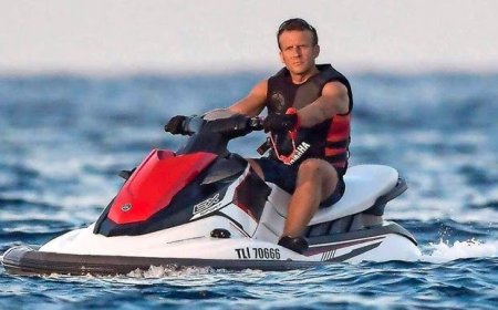 La gauche explose La France brûle, Macron fait du jet-ski: la photo qui déclenche la polémique