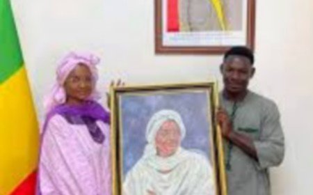 Ministère de l’Entrepreneuriat national : Mme Oumou Sall Seck reçoit son portrait de l'artiste-peintre Mamadou Tandina