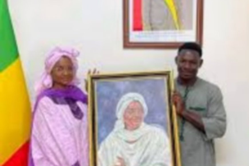 Ministère de l’Entrepreneuriat national : Mme Oumou Sall Seck reçoit son portrait de l'artiste-peintre Mamadou Tandina