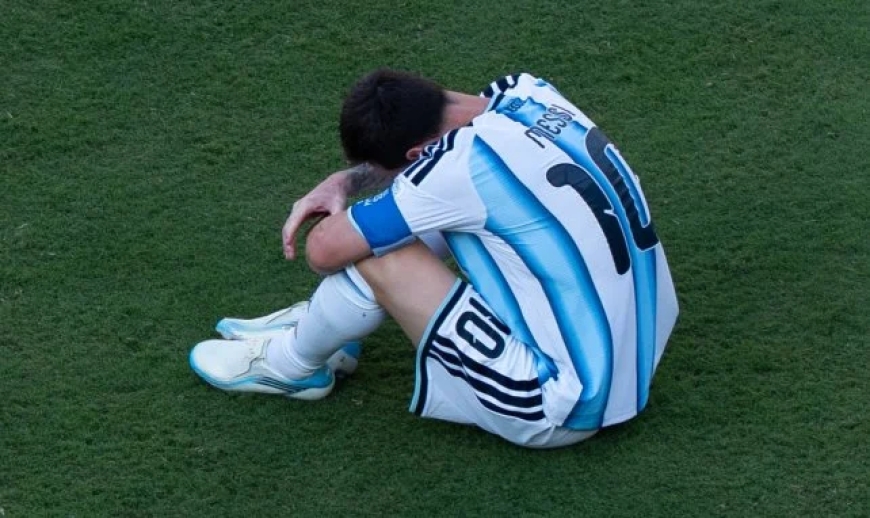 Lionel Messi arrête sa carrière pour une durée indéterminée