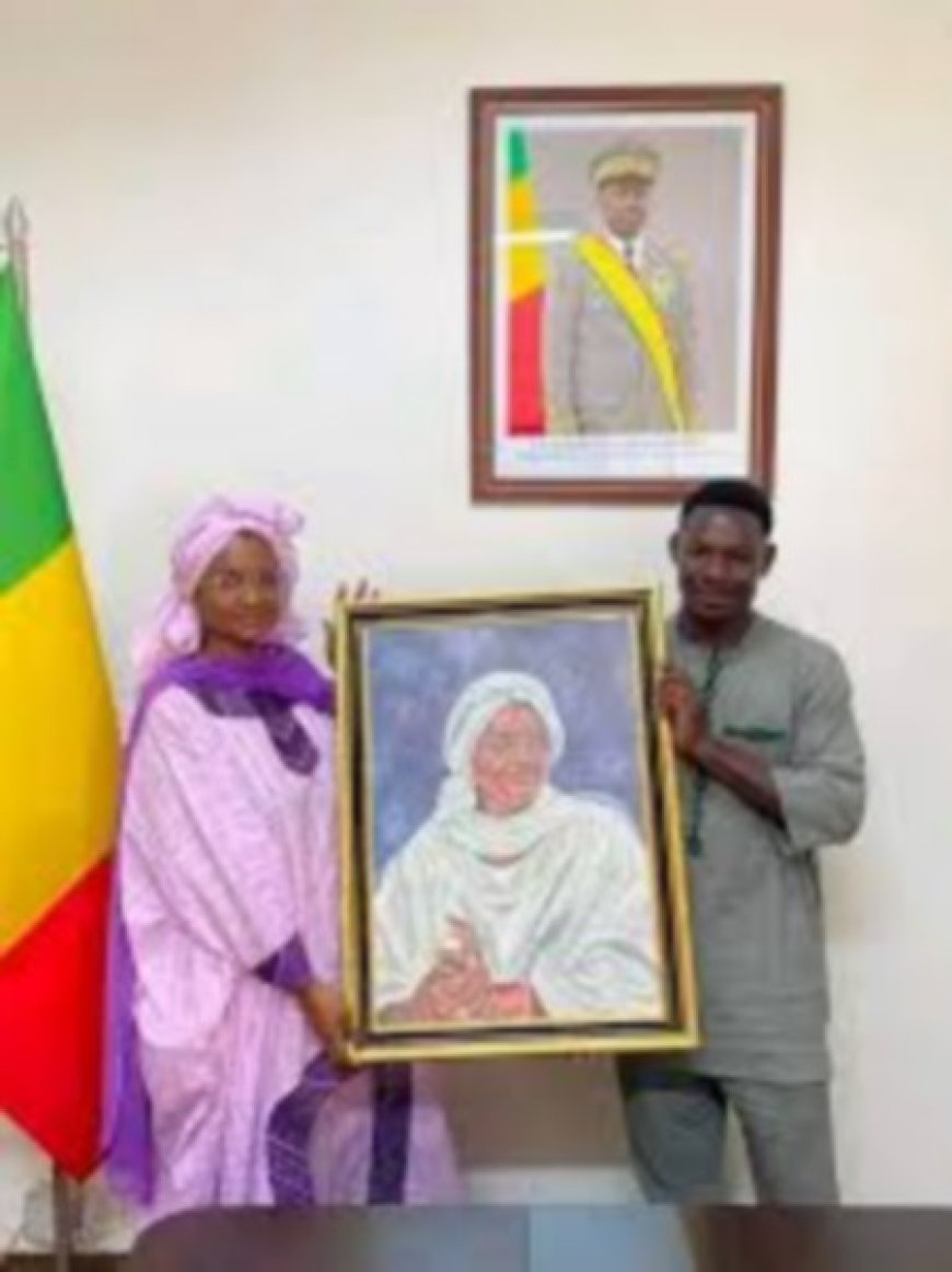 Ministère de l’Entrepreneuriat national : Mme Oumou Sall Seck reçoit son portrait de l'artiste-peintre Mamadou Tandina