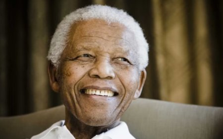 «Biens patrimoniaux»: L'Afrique du Sud veut empêcher une vente d'objets de Nelson Mandela